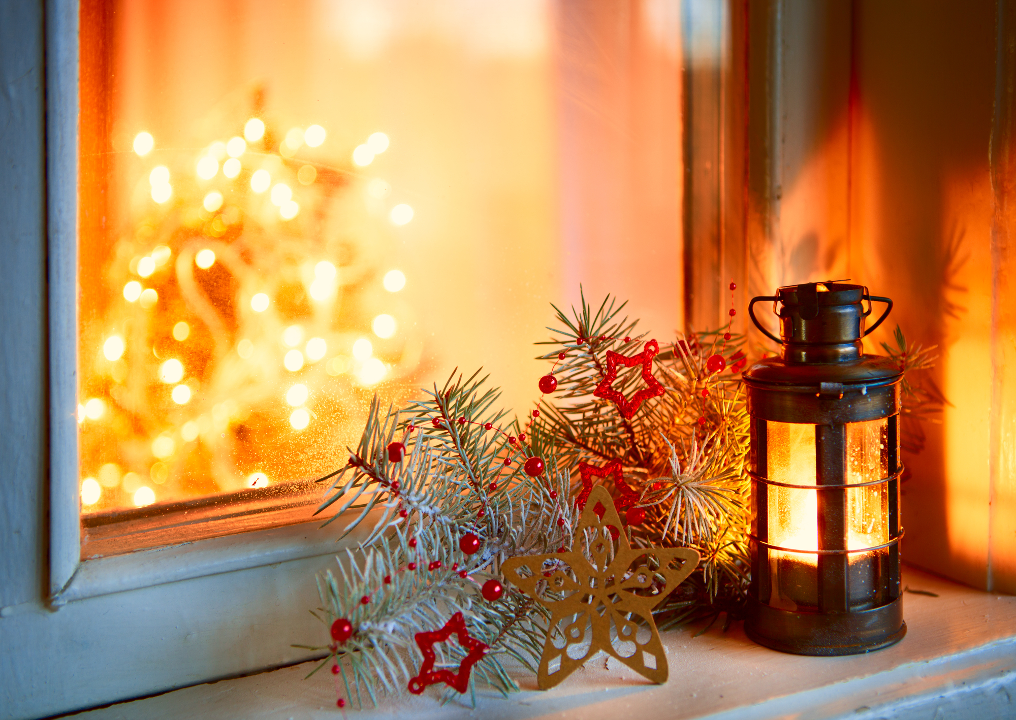 You are currently viewing How to Achieve the Perfect Holiday Window Display on a Budget